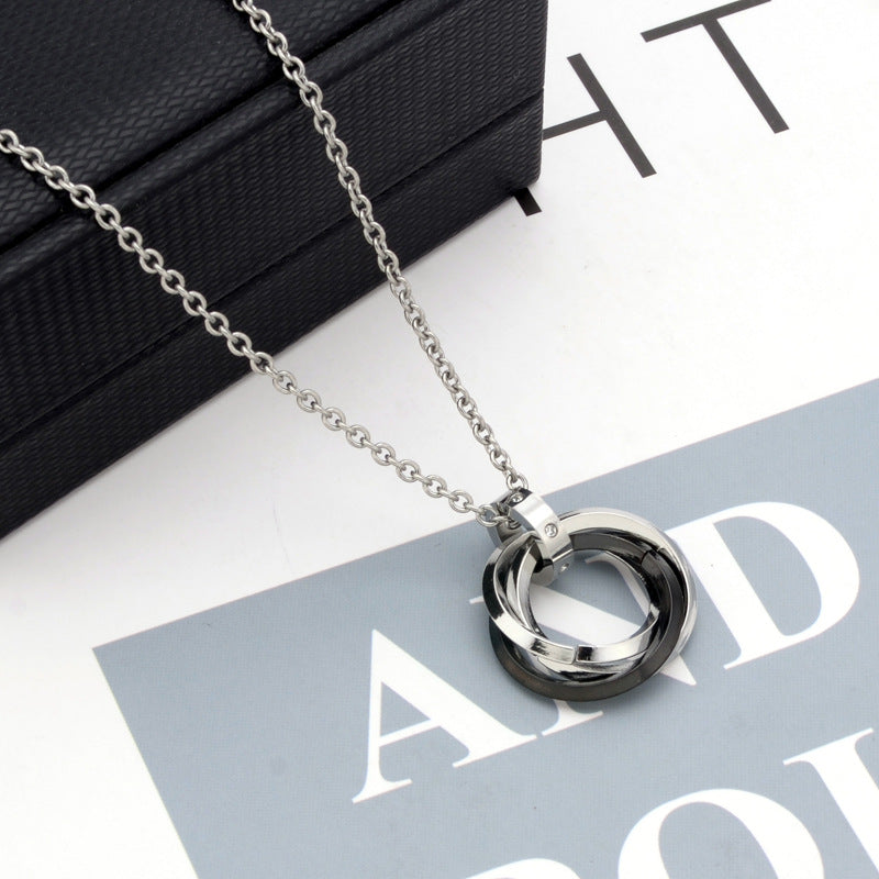Collar de tres anillos entrelazados: Unión del Amor, Fidelidad y Eternidad.