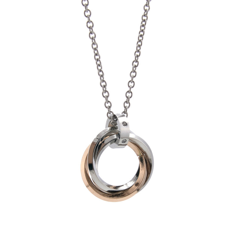 Collar de tres anillos entrelazados: Unión del Amor, Fidelidad y Eternidad.