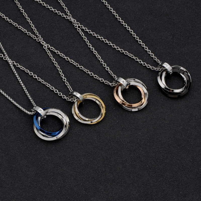 Collar de tres anillos entrelazados: Unión del Amor, Fidelidad y Eternidad.