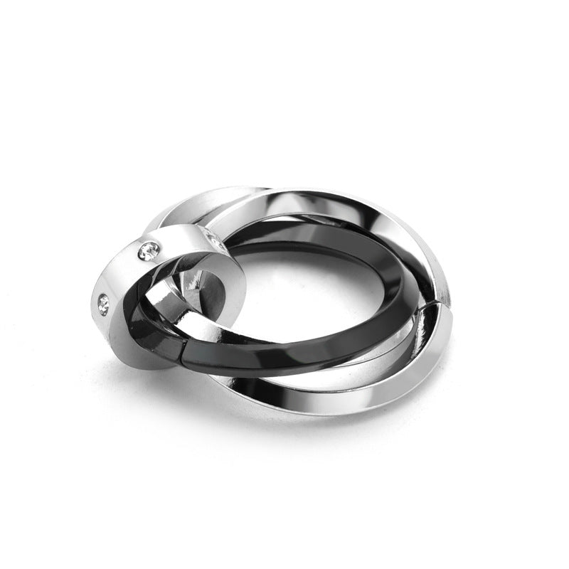 Collar de tres anillos entrelazados: Unión del Amor, Fidelidad y Eternidad.
