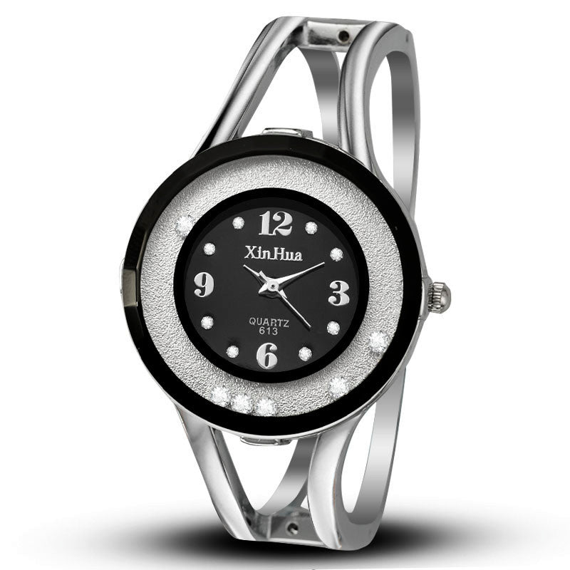 Detalle del brazalete ajustable del reloj
