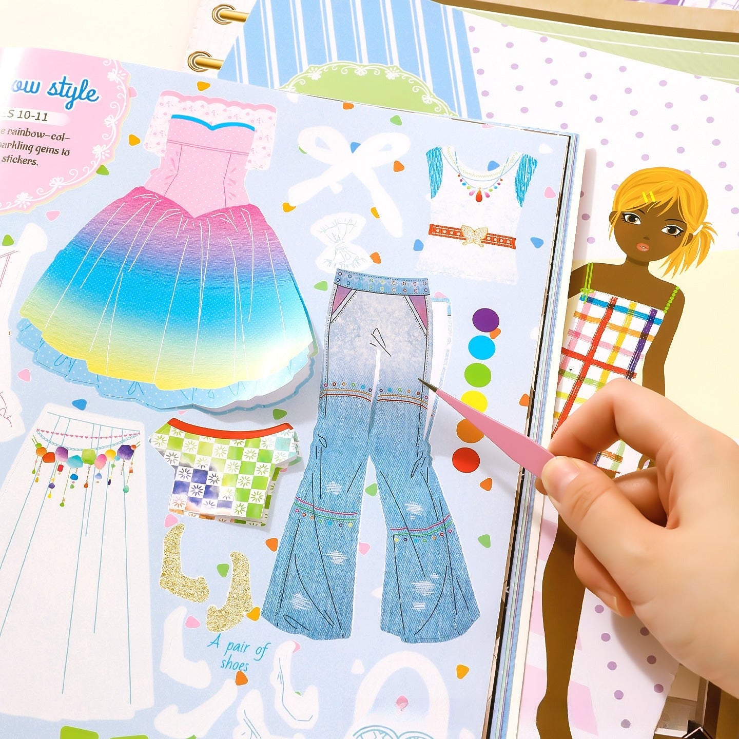 Libro de Pegatinas para Aprender diseño de Modas :  Juego Creativo para Decorar y Diseñar Ropa