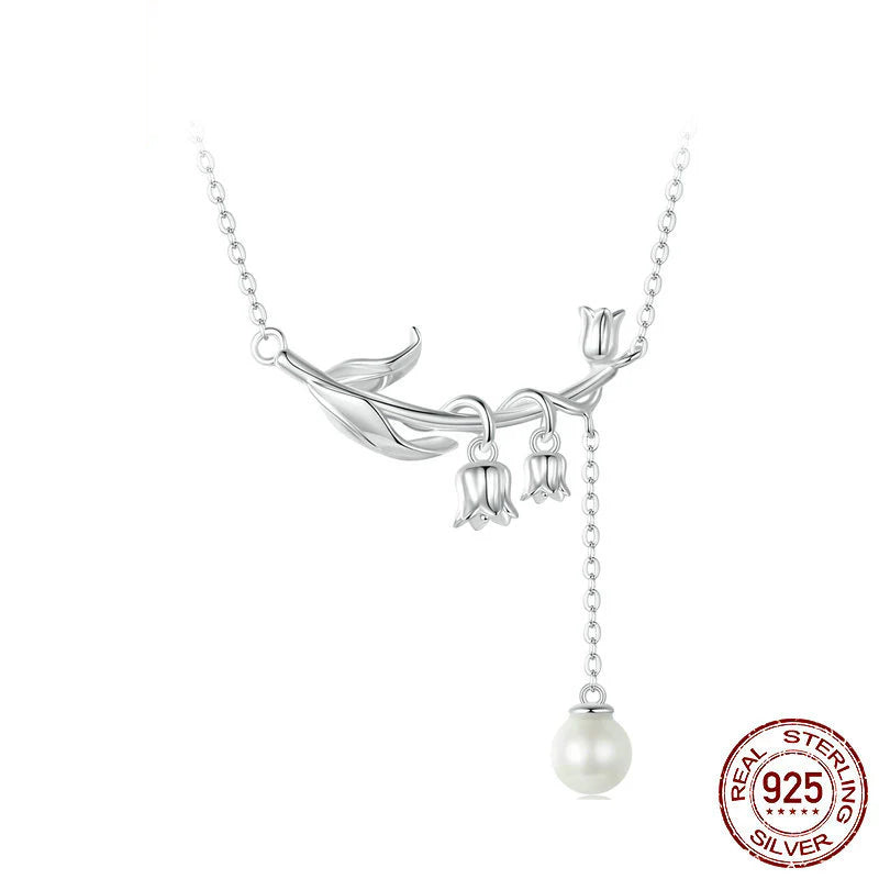 Collar corto de plata con flores de lirio y dije de perla, cadena ajustable.