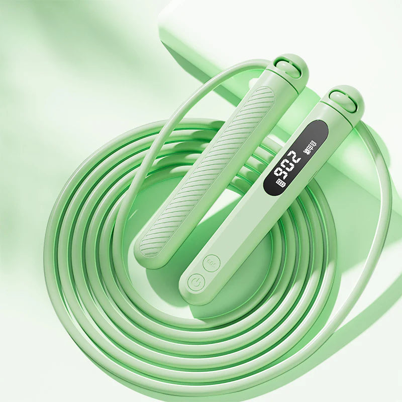 Comba digital inteligente verde con contador de saltos y pantalla LED. Ideal para ejercicios de fitness y entrenamiento personalizado.