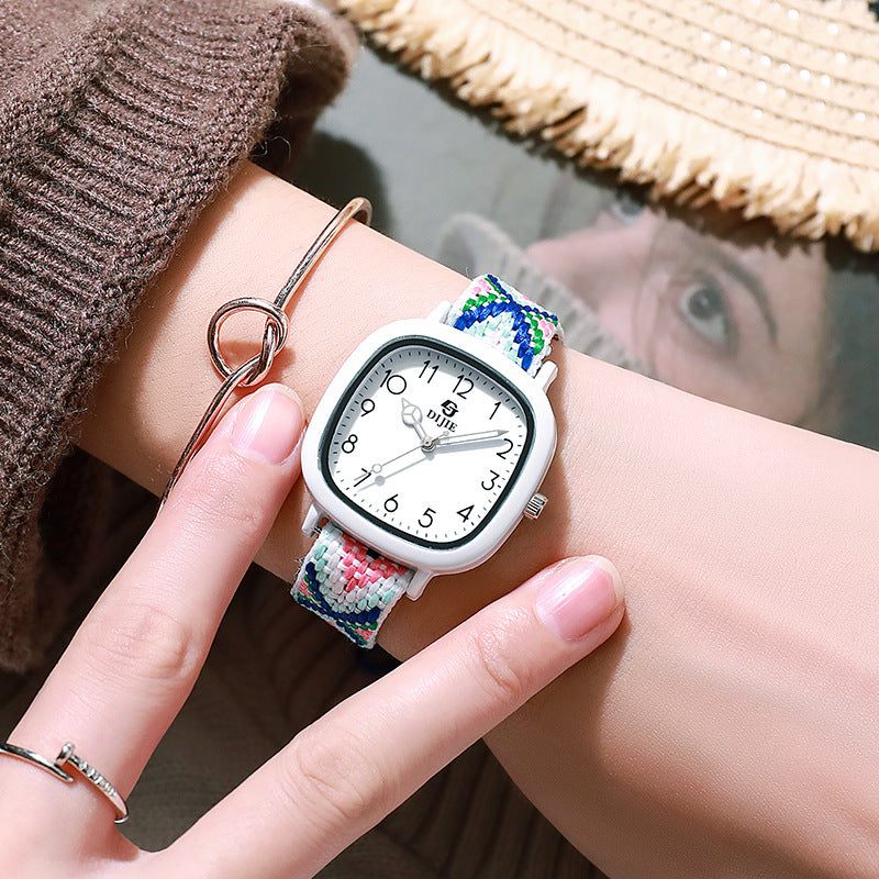 Reloj con correa tejida en varios colores
