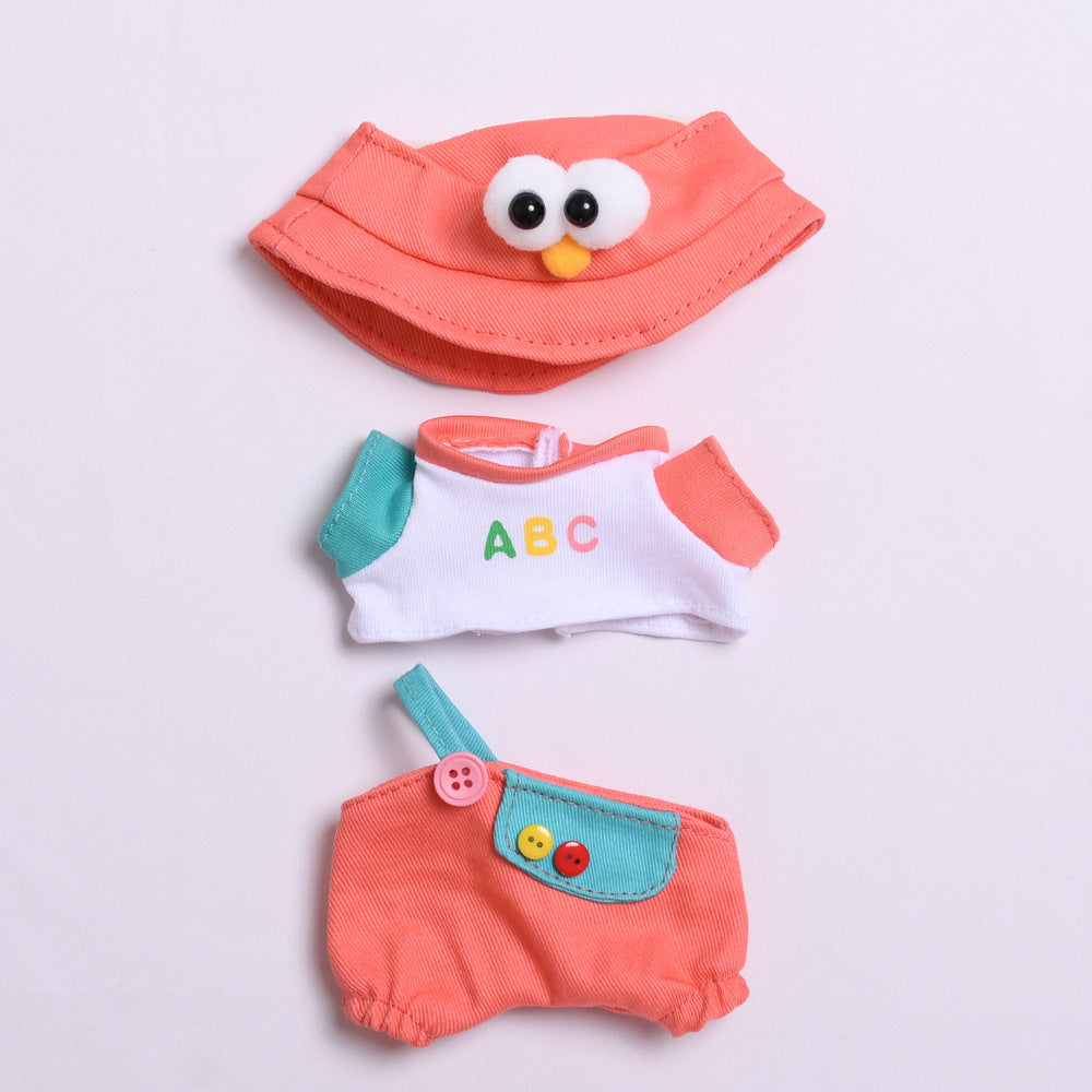 Conjunto coral para muñeco tipo Labubu con gorro de ojos grandes, camiseta ABC y peto con bolsillos. Accesorio de juguete creativo.