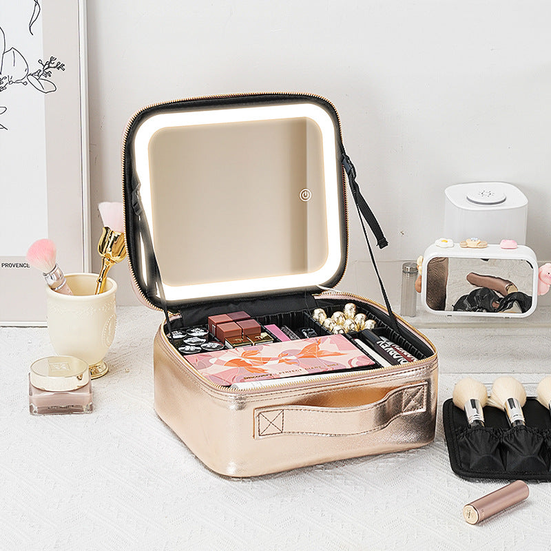 Neceser de maquillaje dorado con espejo iluminado y múltiples compartimentos. Perfecto para viajes y cuidado de la piel.