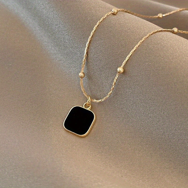 Cadena Tipo Serpiente Corta para Mujer con Dije de Piedra Negra – Elegante para Oficina