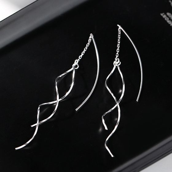 Aretes Largos de Mujer con Borlas Onduladas – Movimiento y Estilo para el Rostro