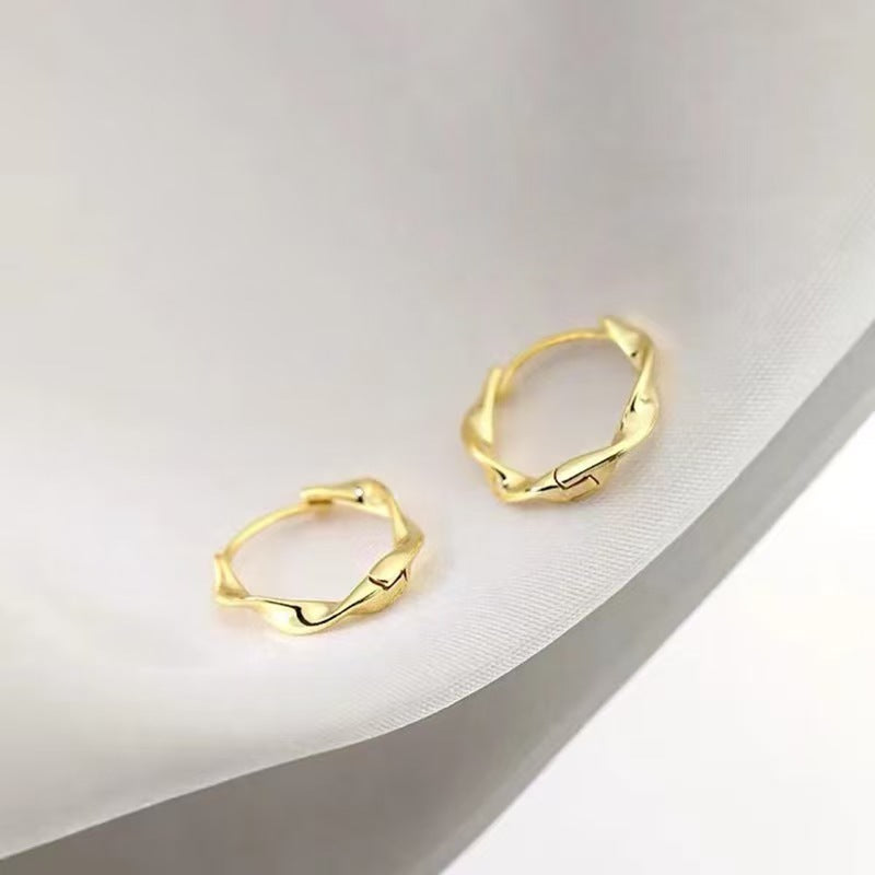 Aros pequeños de plata 925: Diseño Moebius con estilo minimalista