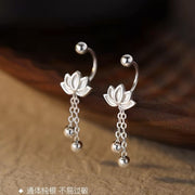 Aretes con Flor de Loto de Plata Pura S999: Diseño tipo Huggie con Cierre de Rosca