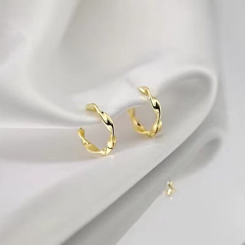 Aros pequeños de plata 925: Diseño Moebius con estilo minimalista