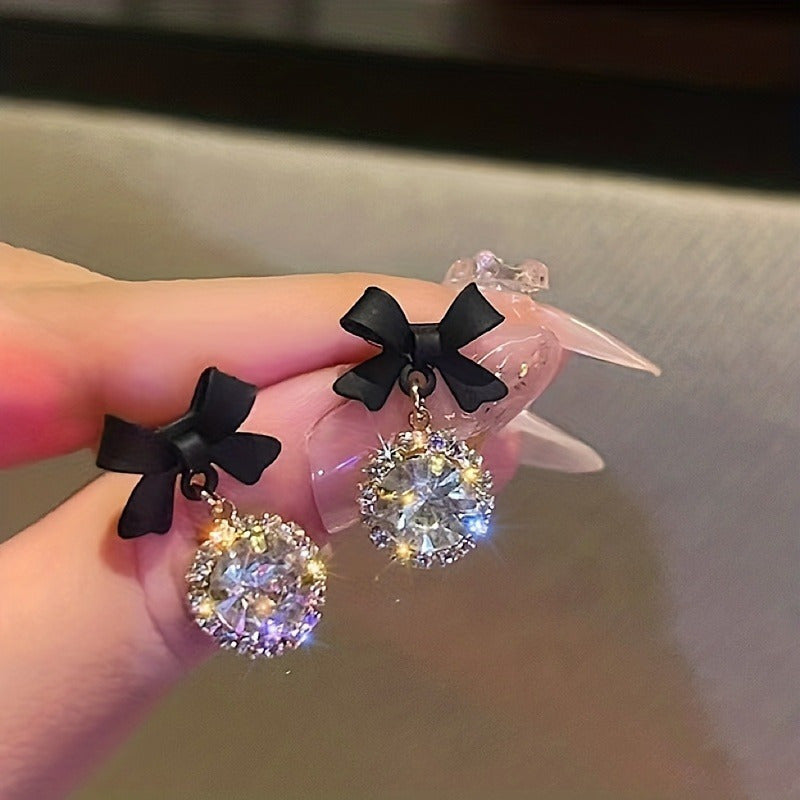 Aretes de Lazo Negro con Colgante Circular en Zirconias Brillantes