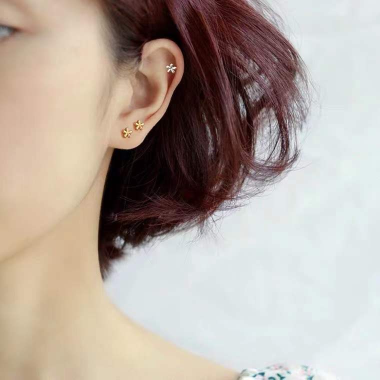 Piercing de Plata pura 999 – Diseño de Flor con Cierre de Rosca