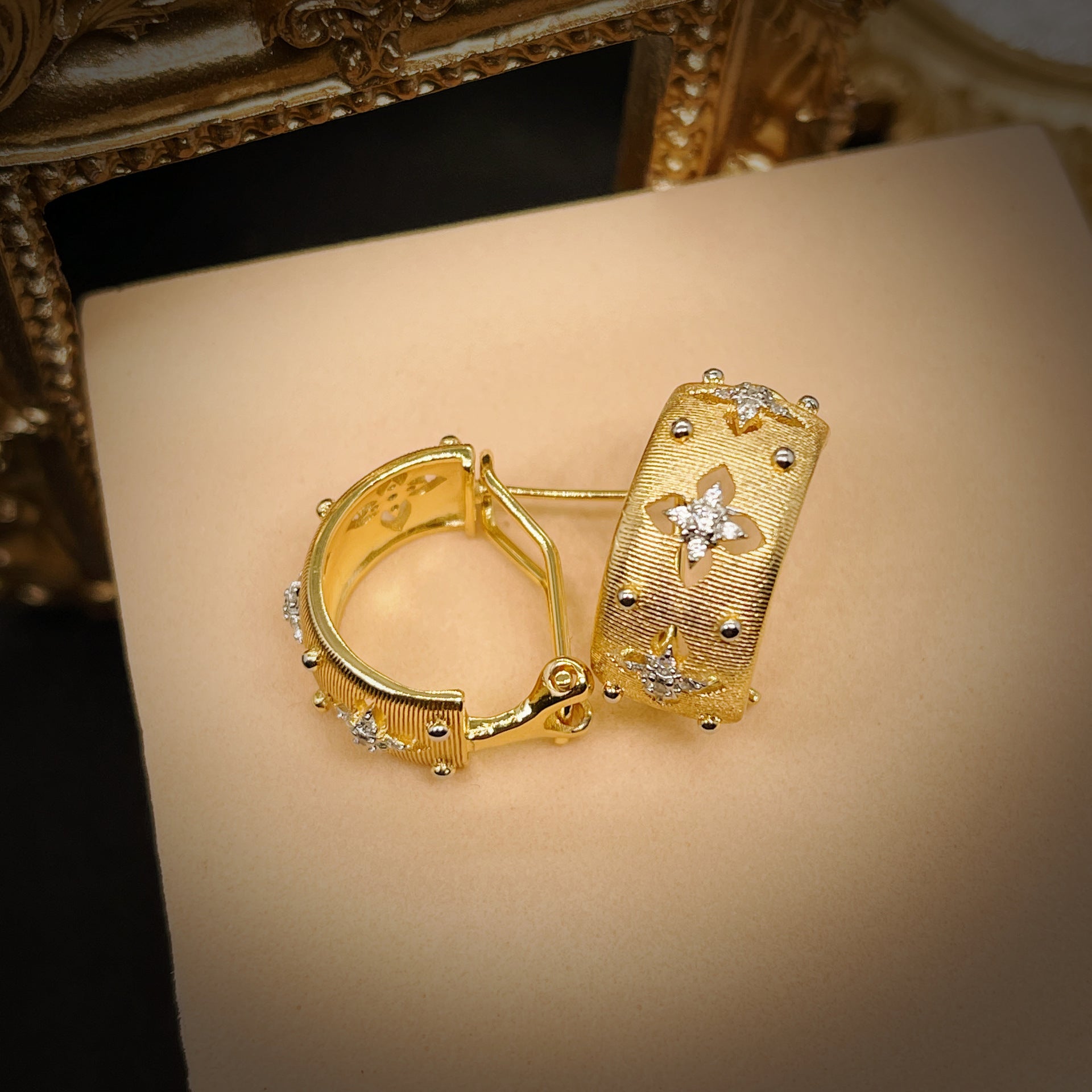 Anillo o Aretes con Flores Caladas – Estilo Rústico Bicolor en Oro y Plata