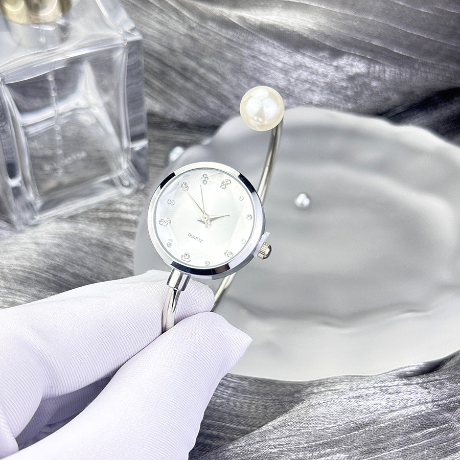 Reloj de Pulsera con Perla y Números con Cristales – Diseño Elegante y Romántico