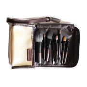 Set de 7 brochas de maquillaje con estuche dorado y marrón, incluye pinceles de animales, sombra y ébano para rostro y ojos.