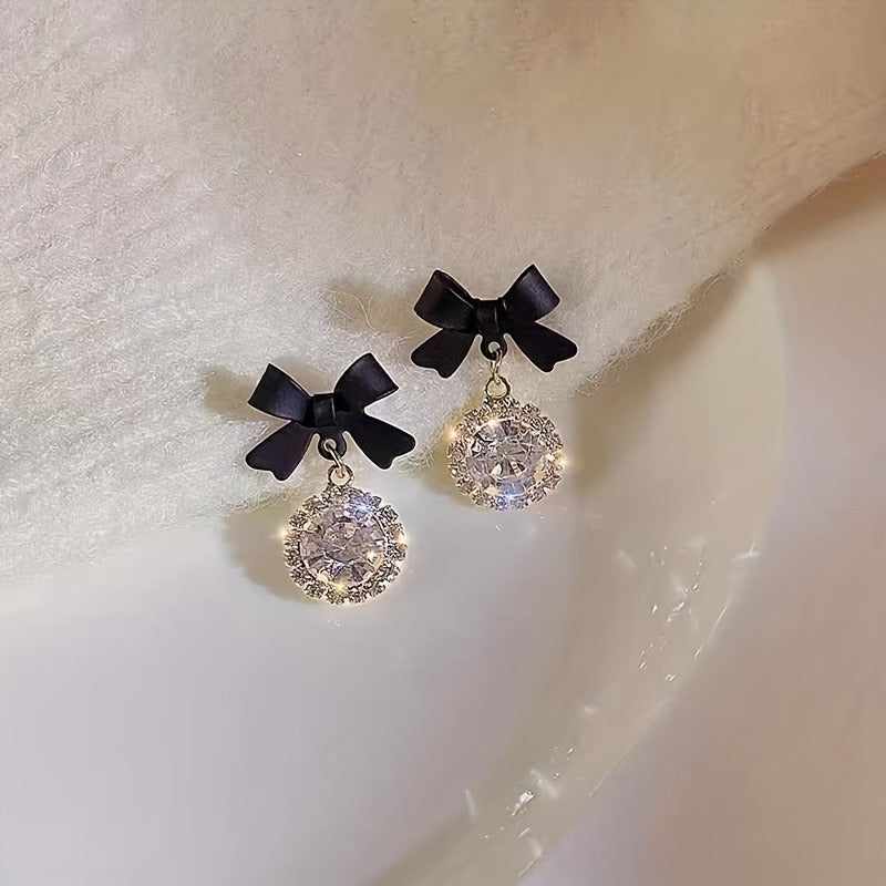 Aretes de Lazo Negro con Colgante Circular en Zirconias Brillantes