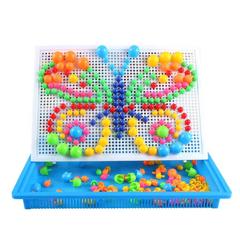 Tablero con pines de colores para crear figuras y fortalecer desarrollo motriz