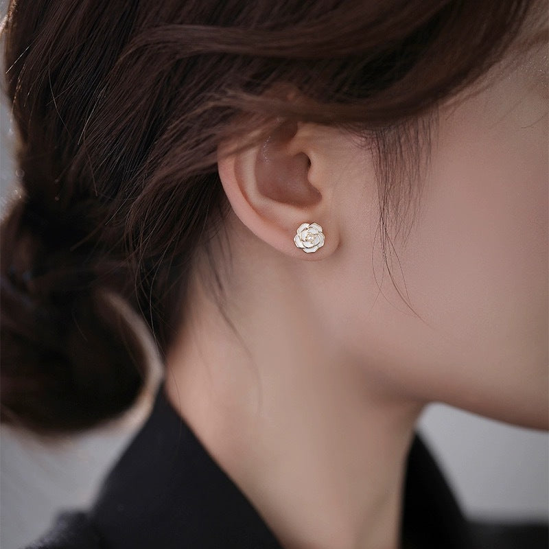 Pendientes Botón de Flor Blanca en Plata S925 – Elegantes para Toda Ocasión