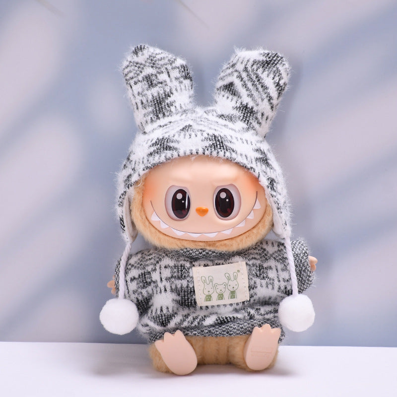 Accesorio decorativo gris para muñeca Labubu de 17cm. Suéter tejido con gorro de orejas y pompón, estilo floral.