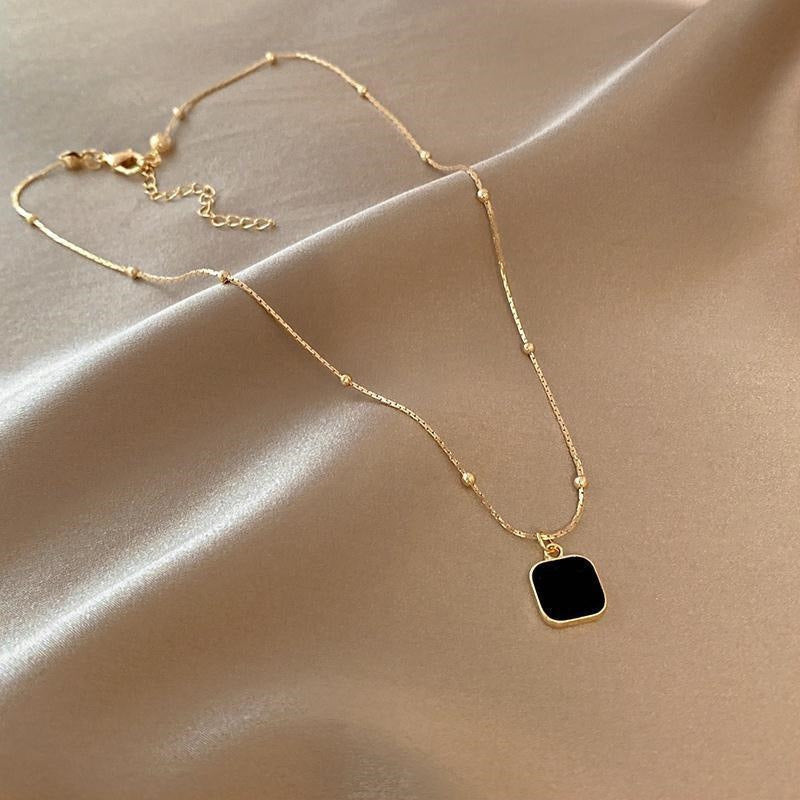 Cadena Tipo Serpiente Corta para Mujer con Dije de Piedra Negra – Elegante para Oficina