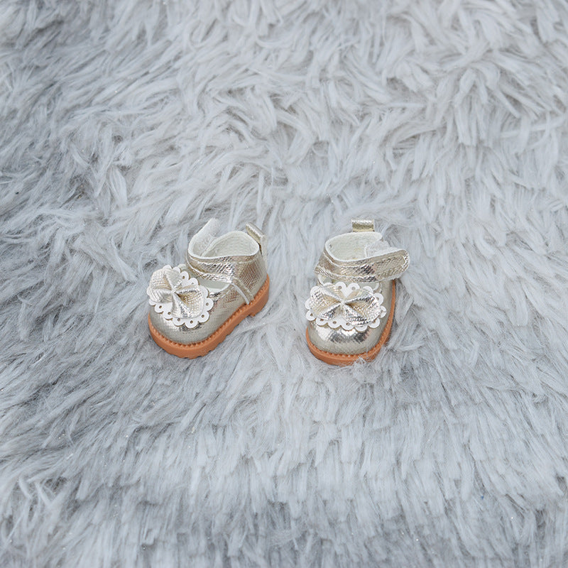 Zapatos dorados con lazo decorativo para muñecos Labubu de 17CM, ideales para vestir muñecos en juegos de simulación creativa.