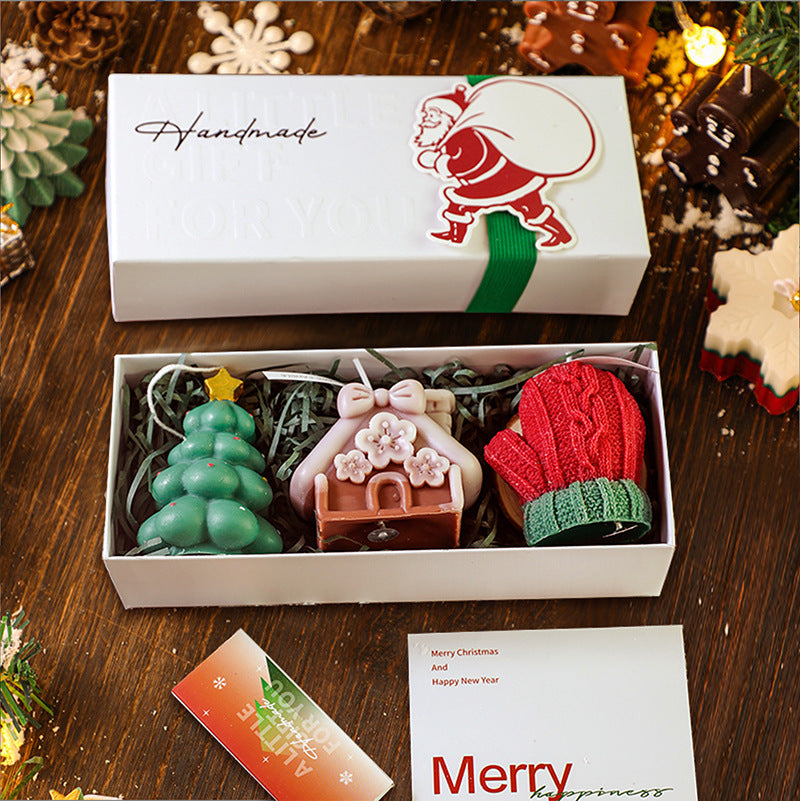 Velas aromáticas con motivos navideños en set decorativo