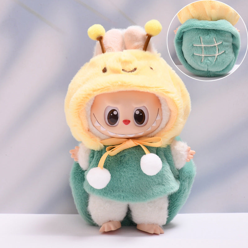 Disfraz de abeja para muñeca Labubu de 17cm con capucha amarilla y capa verde, incluye detalle de caparazón bordado. Muñeca no incluida.