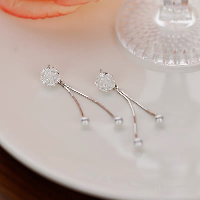 Pendientes Largos de Flor Blanca en Plata 925 – Estilo Borlas con Perlas Elegantes