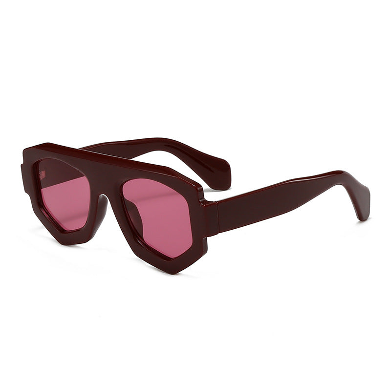 Gafas de sol geométricas para mujer con bordes facetados y diseño futurista
