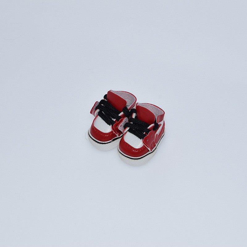 Zapatillas deportivas rojas para muñecos Labubu de 17CM, ideales para juegos de rol y colecciones de figuras personalizadas.