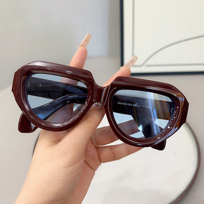 Gafas de sol mariposa con marco grueso color Vino y lentes claros con protección UV