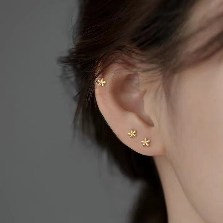 Pendientes Flor Mini en Plata S925 – Diseño Clásico para Mujeres y Niñas