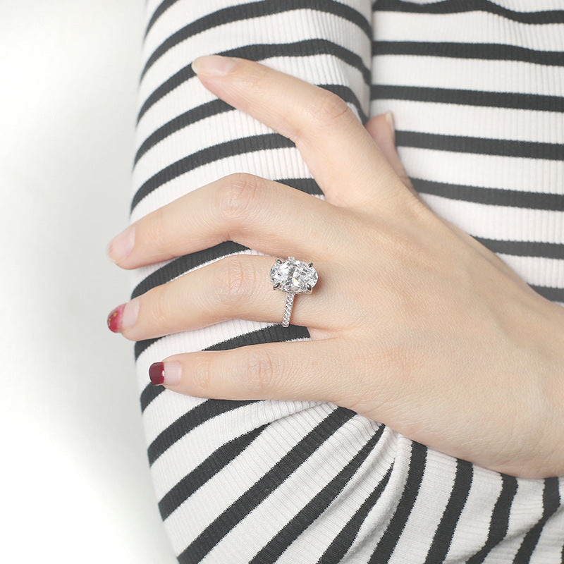 Anillo de Compromiso en Plata 925 con Moissanita Ovalada de 5.5 ct