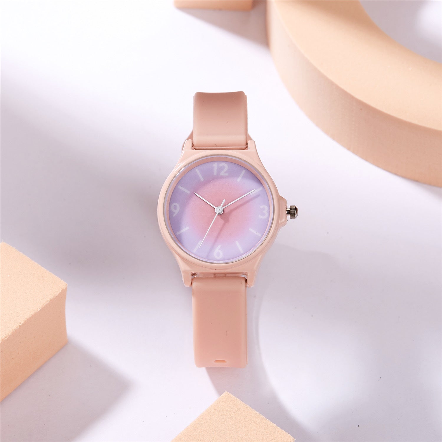 Detalle del reloj con correa de silicona en varios colores