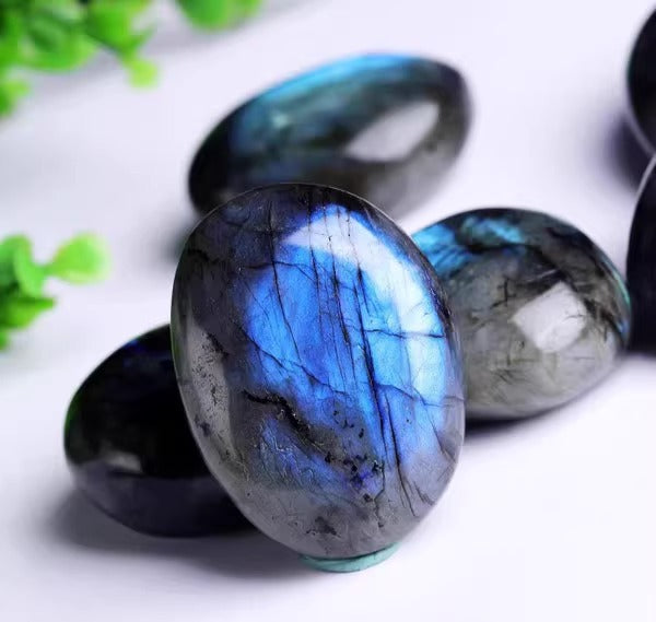 Piedra Lunar Natural de Madagascar: Escultura de Cuarzo para Decoración y Joyería