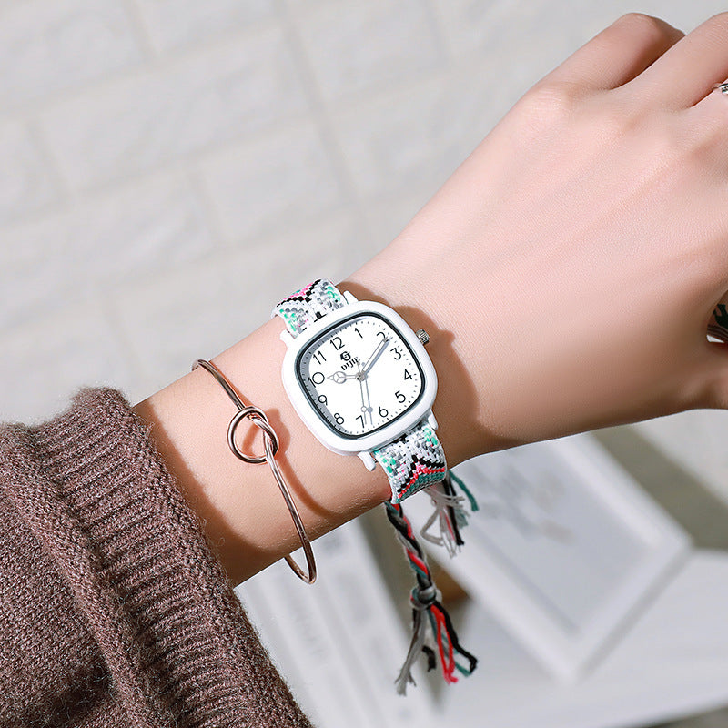 Reloj Juvenil Unisex con Manilla Tejida Disponible en Varios Colores