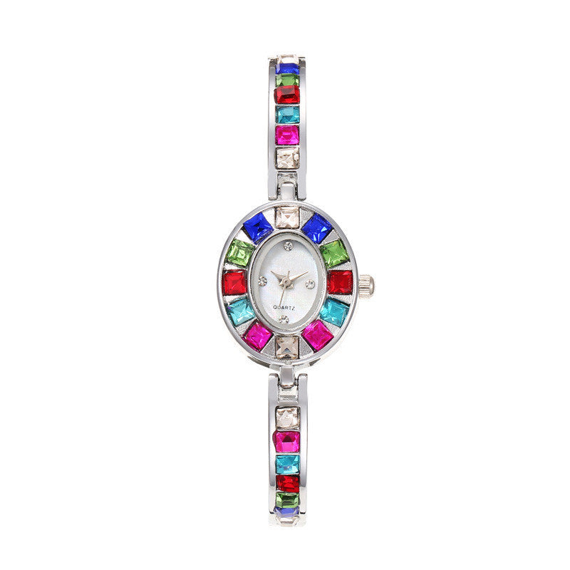 Detalle del reloj con cristales multicolor