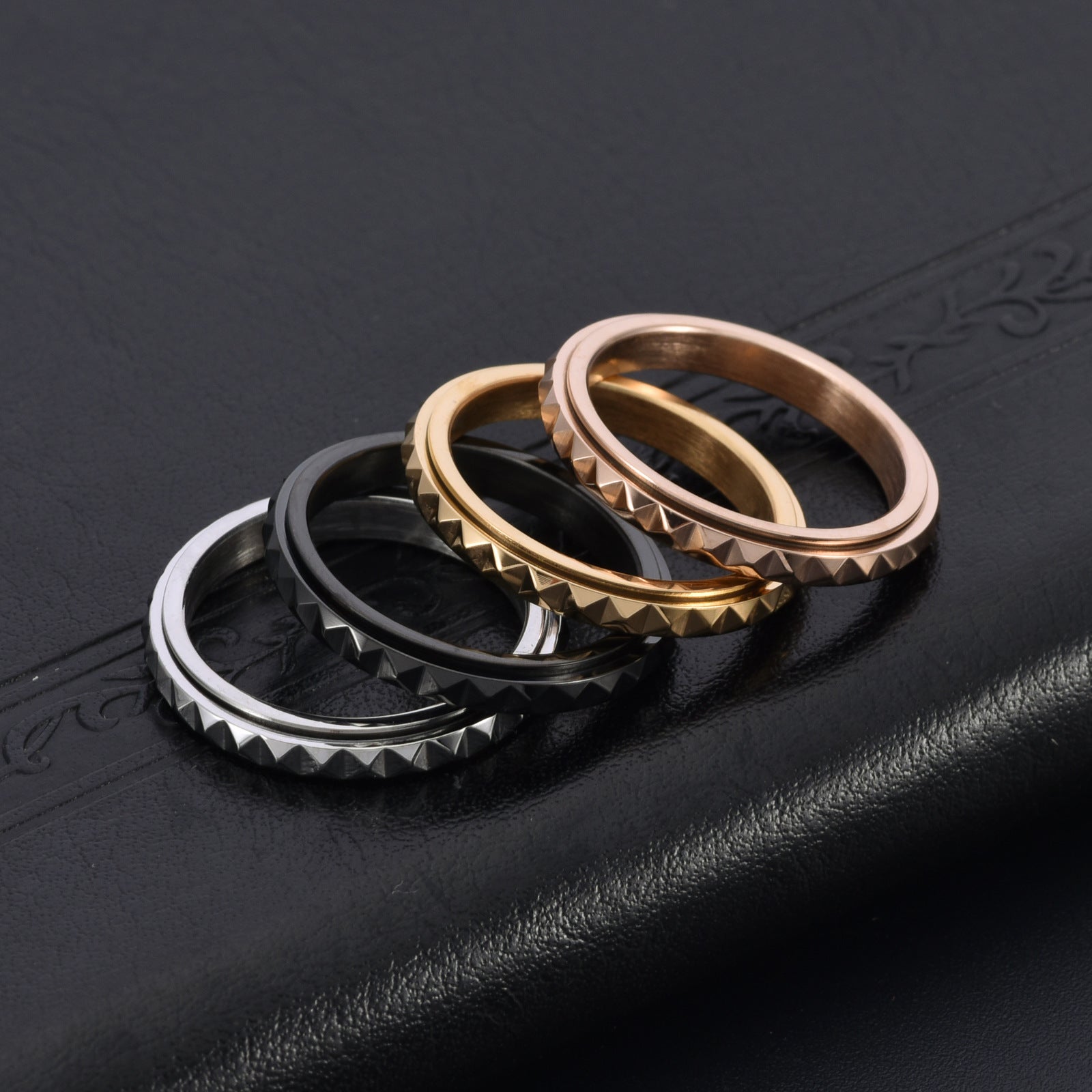 Anillo Antiestrés de Titanio para Mujer – Diseño de Triángulos