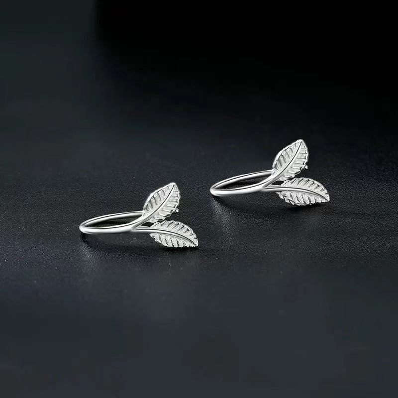 Pendientes Pequeños de Hojas en Plata Pura con Cierre de Gancho