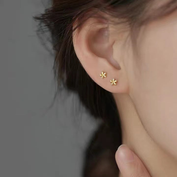 Pendientes Flor Mini en Plata S925 – Diseño Clásico para Mujeres y Niñas