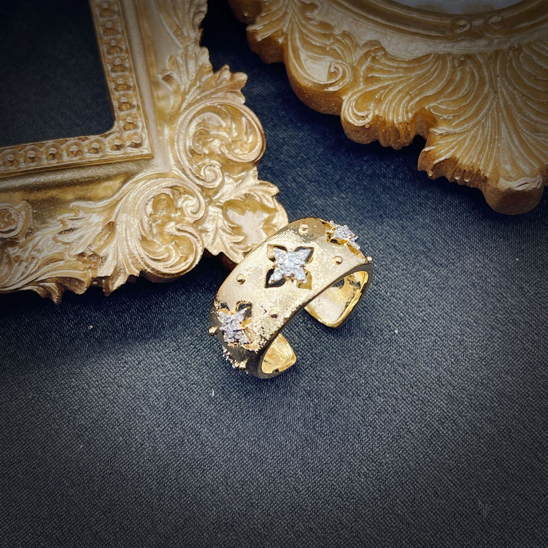 Anillo o Aretes con Flores Caladas – Estilo Rústico Bicolor en Oro y Plata