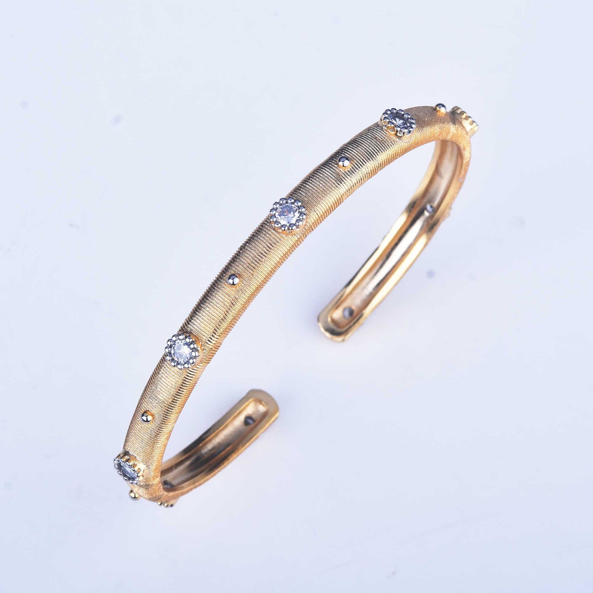 Pulsera Retro con Circonitas para Mujer – Diseño Abierto y Ajustable