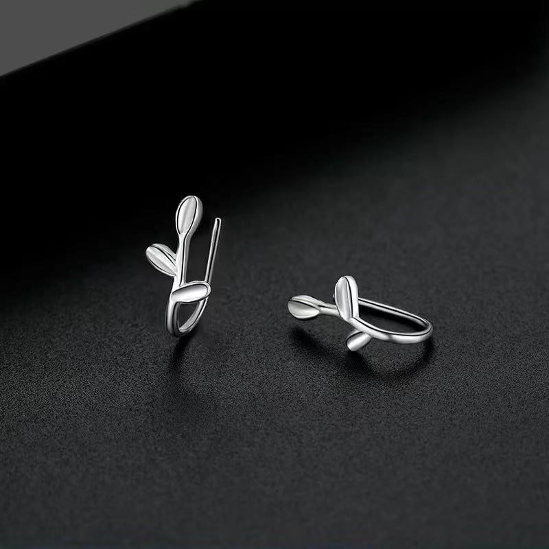 Pendientes Pequeños de Hojas en Plata Pura con Cierre de Gancho