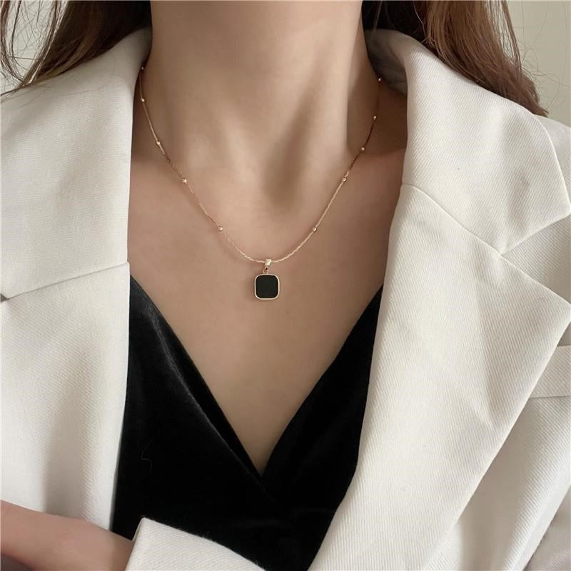 Cadena Tipo Serpiente Corta para Mujer con Dije de Piedra Negra – Elegante para Oficina