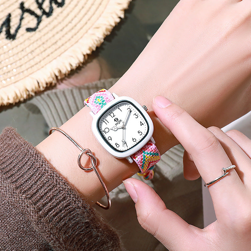 Reloj Juvenil Unisex con Manilla Tejida Disponible en Varios Colores