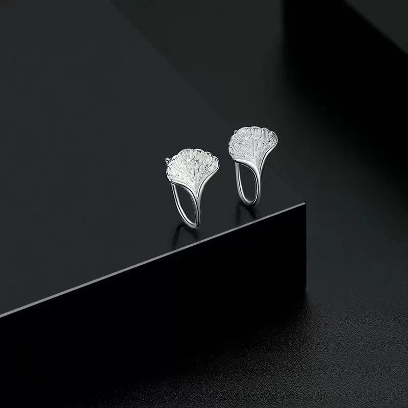Pendientes Pequeños de Hojas en Plata Pura con Cierre de Gancho