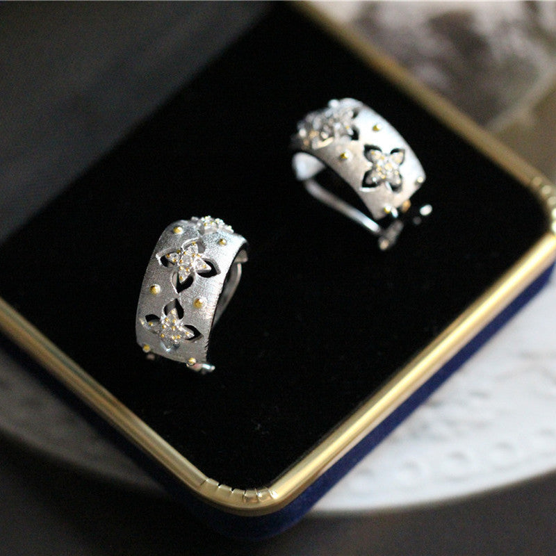 Anillo o Aretes con Flores Caladas – Estilo Rústico Bicolor en Oro y Plata