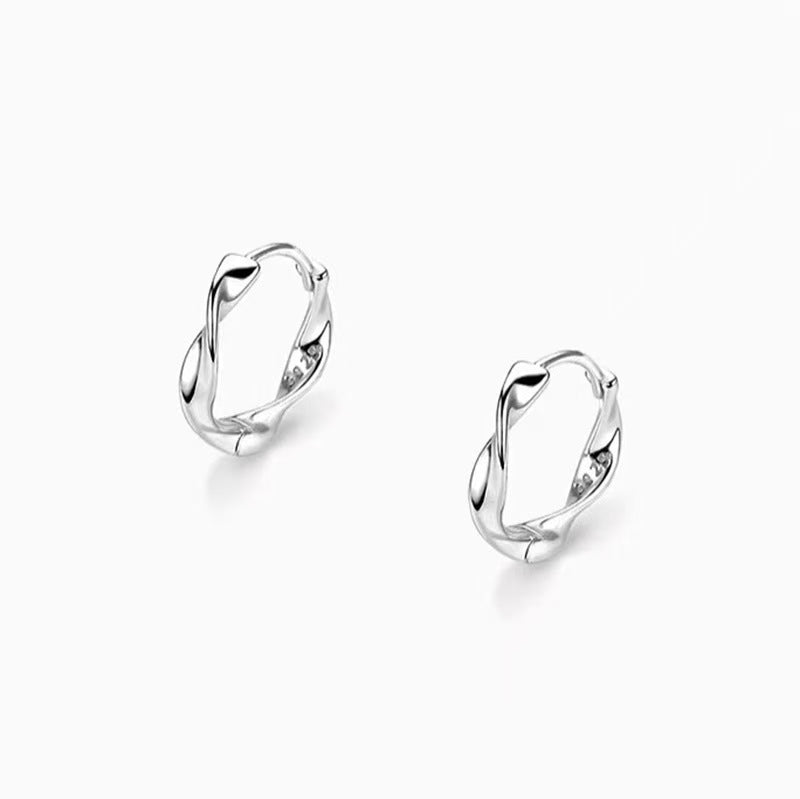 Aros pequeños de plata 925: Diseño Moebius con estilo minimalista